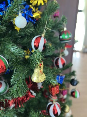 Kapatın, klasik Noel ayini ya da yeni yıl süslemesi. Tuvalette ladin altında bir sürü hediye kutusu var. Vintage Yeni Yıl dekoru. Kafeteryada Noel havası.