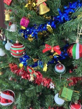 Kapatın, klasik Noel ayini ya da yeni yıl süslemesi. Tuvalette ladin altında bir sürü hediye kutusu var. Vintage Yeni Yıl dekoru. Kafeteryada Noel havası.