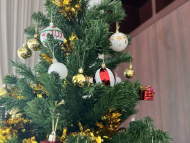 Kapatın, klasik Noel ayini ya da yeni yıl süslemesi. Tuvalette ladin altında bir sürü hediye kutusu var. Vintage Yeni Yıl dekoru. Kafeteryada Noel havası.