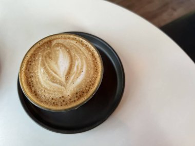 Sabah kahve fincanı, doğa arka planında..