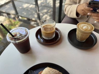 Sabahları arka planda kirli sıcak kahve seramik fincanı.