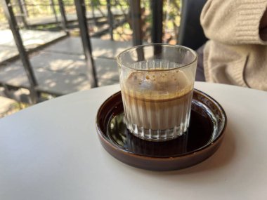 Sabahları arka planda kirli sıcak kahve seramik fincanı.