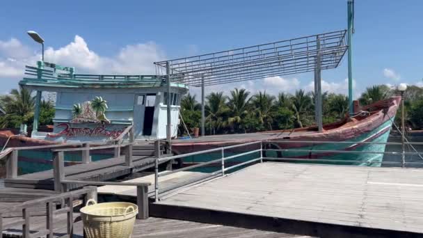 Originele Thaise Vissersboot Vissersvloot Model Bij Rayong Aquarium December 2023 — Stockvideo