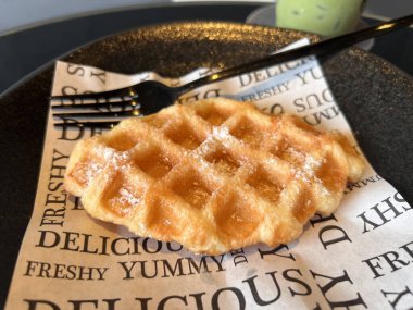 Orjinal Akçaağaç Tereyağlı Waffle Klyn Kafeteryası 'nda pişmiş tatlı..