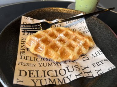 Orjinal Akçaağaç Tereyağlı Waffle Klyn Kafeteryası 'nda pişmiş tatlı..