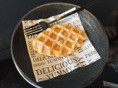 Orjinal Akçaağaç Tereyağlı Waffle Klyn Kafeteryası 'nda pişmiş tatlı..