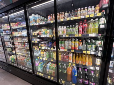 Buriram Tayland, 23 Aralık 2023, Alkol buzdolabı marketinde alkol içeceği..