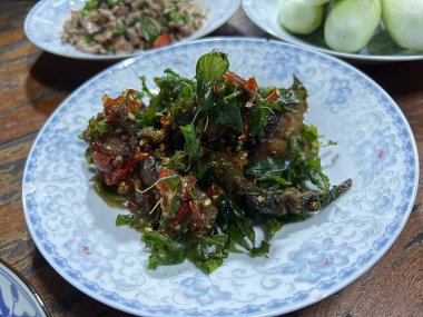 Kızarmış domuz eti ve fesleğenle pilav ve kızarmış yumurta yemek paketi..