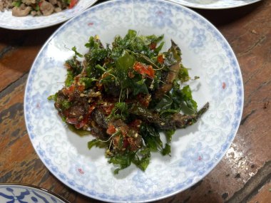 Kızarmış domuz eti ve fesleğenle pilav ve kızarmış yumurta yemek paketi..