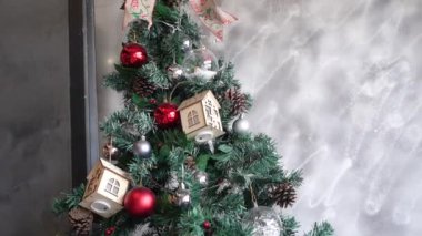 Kapatın, klasik Noel ayini ya da yeni yıl süslemesi. Tuvalette ladin altında bir sürü hediye kutusu var. Vintage Yeni Yıl dekoru. Kafeteryada Noel havası.