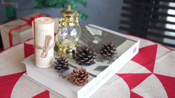 Close Classic Kerstmis Nieuwjaar Decoratie Boek Met Veel Geschenkdozen Onder — Stockvideo