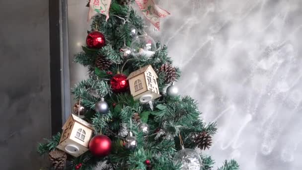 閉じる トイレでスプルースの下にギフトボックスの多くと古典的なクリスマスや新年の装飾 ヴィンテージ新年デコレーション カフェテリアのクリスマスムード — ストック動画