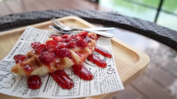 Strawberry Fresh Waffles Dessert Food Yangna Cafeteria December 2023 Buriram — Vídeos de Stock