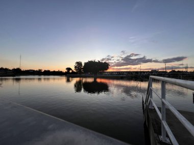 Gölge banyan ağacı adanın göbeğinde akşam vakti.