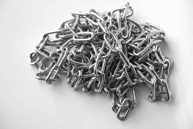 Düz metal zinciri kapat. Beyaz arkaplanda izole edilmiş, boş alan var..