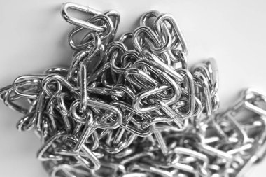 Düz metal zinciri kapat. Beyaz arkaplanda izole edilmiş, boş alan var..