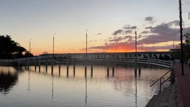夕阳西下的古桥轮廓 — 图库视频影像