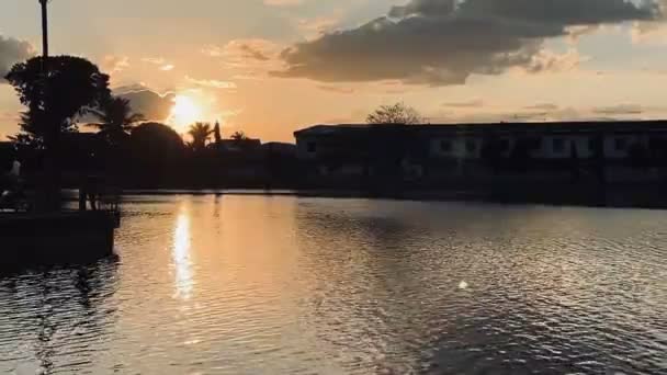 夜の夕日時刻の場所でシルエット古代の橋 — ストック動画