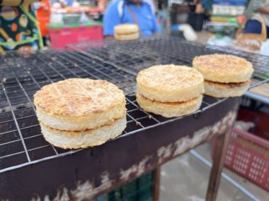 Yumurtaya batırılmış ızgara pilav yapışkan pirinç, Tayland sokak yemekleri kış mevsimi.