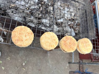 Yumurtaya batırılmış ızgara pilav yapışkan pirinç, Tayland sokak yemekleri kış mevsimi.