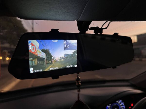 Бурирам Таиланд, 27 декабря 2023 года, фронт автомобиля камеры видеонаблюдения видеорегистратор с автомобильной аварией на дороге.