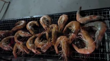 Kömür ızgarasında ızgara karides ızgara deniz ürünleri..