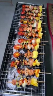 Ev yapımı yemek, ızgara domuz barbeküsü, kızarmış et, barbekü..