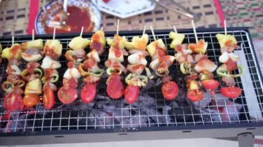 Ev yapımı yemek, ızgara domuz barbeküsü, kızarmış et, barbekü..