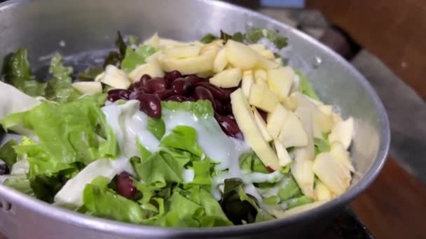 健康的なサラダ自家製ディナーダイエット ビーガン サラダ野菜オーガニック レタス リンゴ タイ式 — ストック動画