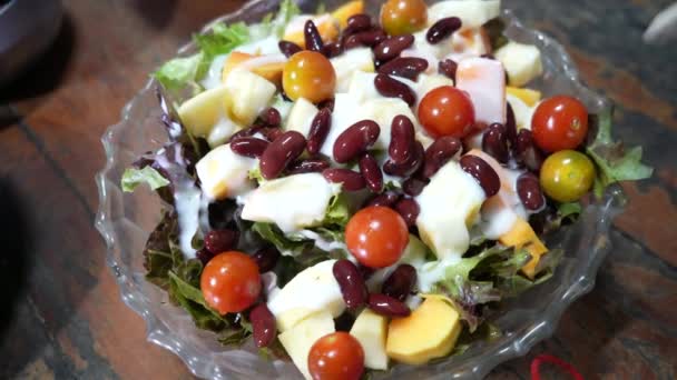 Egészséges Saláta Házi Készítésű Vacsora Diéta Zöldség Saláta Zöldség Bio — Stock videók