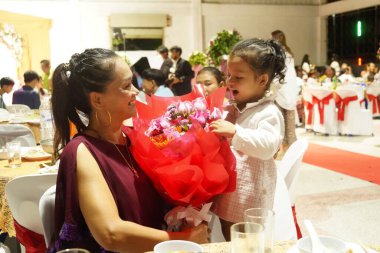 Tayland Çocuk Günü 'nde bir grup neşeli, sevimli çocuk oyun oynuyor ve eğleniyor. Gülümseyen mutlu çocukların portresi. Arkadaşlık konsepti, 13 Ocak 2024, Buriram Tayland.