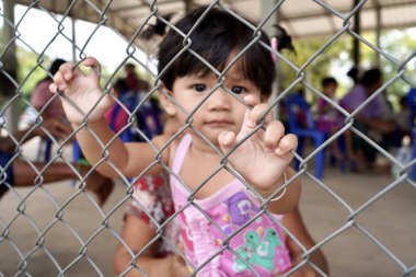 Tayland Çocuk Günü 'nde bir grup neşeli, sevimli çocuk oyun oynuyor ve eğleniyor. Gülümseyen mutlu çocukların portresi. Arkadaşlık konsepti, 13 Ocak 2024, Buriram Tayland.