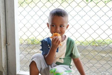 Tayland Çocuk Günü 'nde bir grup neşeli, sevimli çocuk oyun oynuyor ve eğleniyor. Gülümseyen mutlu çocukların portresi. Arkadaşlık konsepti, 13 Ocak 2024, Buriram Tayland.