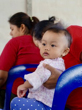 Tayland Çocuk Günü 'nde bir grup neşeli, sevimli çocuk oyun oynuyor ve eğleniyor. Gülümseyen mutlu çocukların portresi. Arkadaşlık konsepti, 13 Ocak 2024, Buriram Tayland.