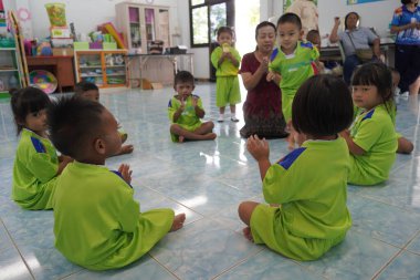 Tayland Çocuk Günü 'nde bir grup neşeli, sevimli çocuk oyun oynuyor ve eğleniyor. Gülümseyen mutlu çocukların portresi. Arkadaşlık konsepti, 13 Ocak 2024, Buriram Tayland.