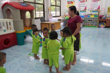 Tayland Çocuk Günü 'nde bir grup neşeli, sevimli çocuk oyun oynuyor ve eğleniyor. Gülümseyen mutlu çocukların portresi. Arkadaşlık konsepti, 13 Ocak 2024, Buriram Tayland.