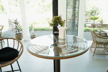 Mobilya masası sahnesi zarif ve kullanışlı. Bahçelerdeki tuğla dışardaki sandalye dinleniyor..