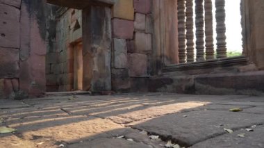 Tayland 'ın kuzeydoğusundaki Buriram Eyaleti' ndeki Prasat Phanomrung Parkı yakınlarındaki Prasat Phanomrung Şatosu 'ndaki Prasat Muang Tam antik Khmer tapınağında.