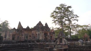 Tayland 'ın kuzeydoğusundaki Buriram Eyaleti' ndeki Prasat Phanomrung Parkı yakınlarındaki Prasat Phanomrung Şatosu 'ndaki Prasat Muang Tam antik Khmer tapınağında.