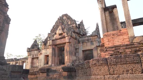 古代クメール神殿のプラタット ムアン タムまたはムアン タム城で タイ北東部のビラム県プラタン パノムルン歴史公園近くにあります — ストック動画