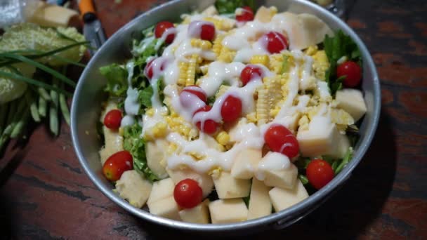 Gesunder Salat Hausgemachte Abendessen Ernährung Veggie Salatgemüse Bio Salat Apfel — Stockvideo