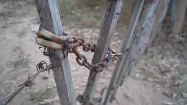 家の前にアンティーク ゲート 造られる錆ついた鉄の鎖 — ストック動画