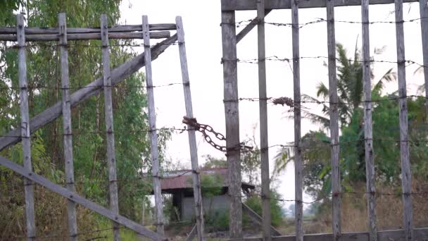 Portão Antigo Frente Casa Corrente Ferro Enferrujado Chave Construído — Vídeo de Stock