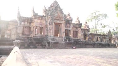 Tayland 'ın kuzeydoğusundaki Buriram Eyaleti' ndeki Prasat Phanomrung Parkı yakınlarındaki Prasat Phanomrung Şatosu 'ndaki Prasat Muang Tam antik Khmer tapınağında..