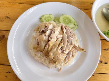 Dışarıdaki sandalye masası dekorasyon mobilyaları..