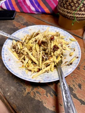 Tatlı balık soslu baharatlı mango salatası, Tayland usulü yemek..