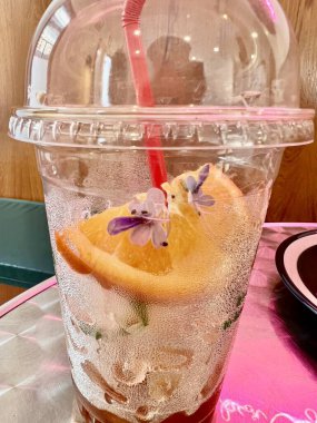 Kafeterya Americano 'da, portakal suyu ile karıştırılmış buzlu kahve, iki ton katman dekorasyon ve bir parça portakal..