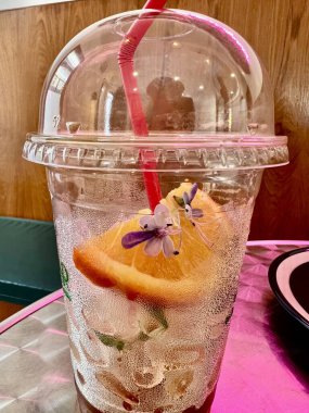 Kafeterya Americano 'da, portakal suyu ile karıştırılmış buzlu kahve, iki ton katman dekorasyon ve bir parça portakal..