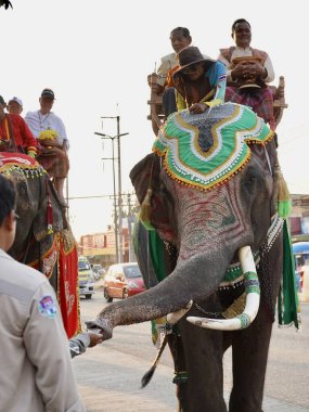 Tayland halkı, fil ve mahout geçit töreni Pavyonu Lahansai Tapınağı, 31 Ocak 2024, Buriram Tayland.