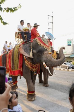 Tayland halkı, fil ve mahout geçit töreni Pavyonu Lahansai Tapınağı, 31 Ocak 2024, Buriram Tayland.